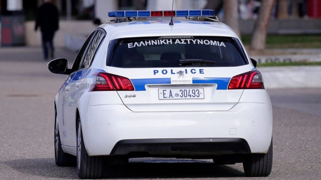 Ρόδος: «Γάζωσαν» σπίτι επιχειρηματία – Του άφησαν μαύρο στεφάνι στην πόρτα