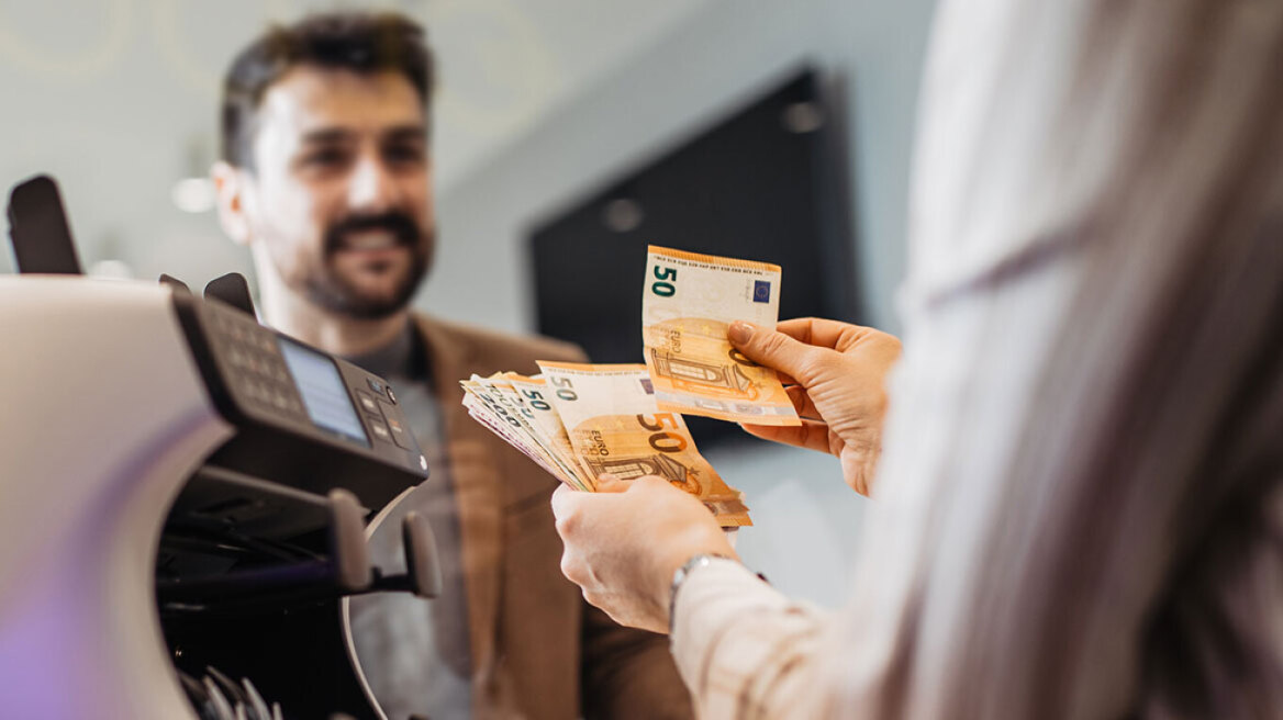 Εθνικό Μητρώο Παροχών: Τι αλλάζει στα επιδόματα – Τι θα κάνουν οι «κόφτες»