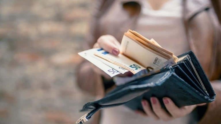 «Επίδομα καλοκαιριού» 100-300 ευρώ: Παροχή από Δήμους- Ποιος έκανε την αρχή