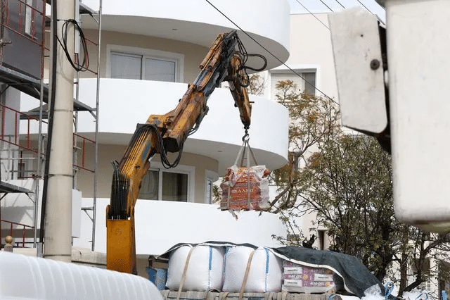 Το γερανοφόρο όχημα που οδηγούσε ο άτυχος 28χρονος όπου έχασε τη ζωή του στην οικοδομή. Συνελήφθησαν οι δύο εργολάβοι