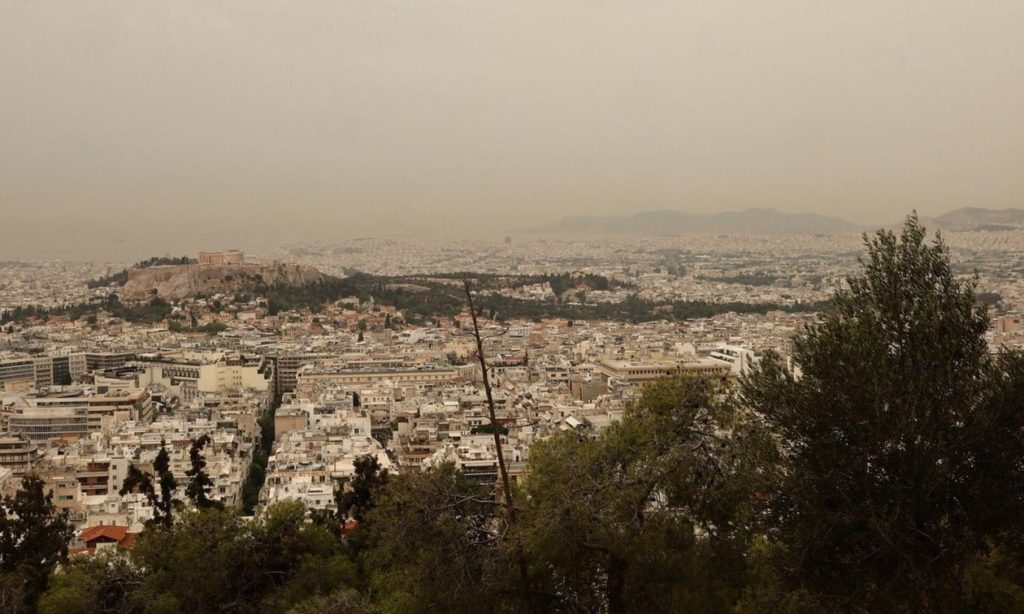 25η Μαρτίου με σκηνικό… Σαχάρας – Παρελάσεις με σκόνη, ζέστη αλλά και βροχή