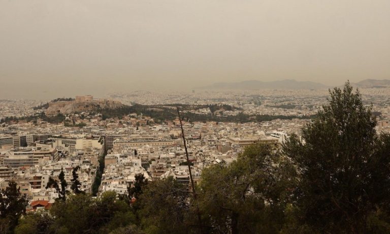 25η Μαρτίου με σκηνικό… Σαχάρας – Παρελάσεις με σκόνη, ζέστη αλλά και βροχή