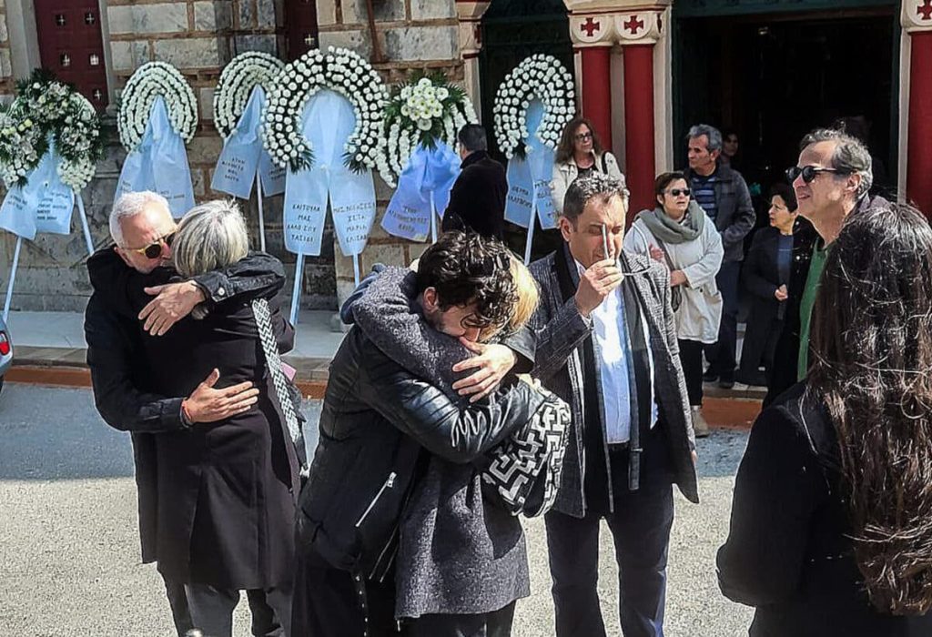 Καίτη Κωνσταντίνου: Ανείπωτη θλίψη στην κηδεία της- Συγκλονισμένοι συγγενείς και φίλοι