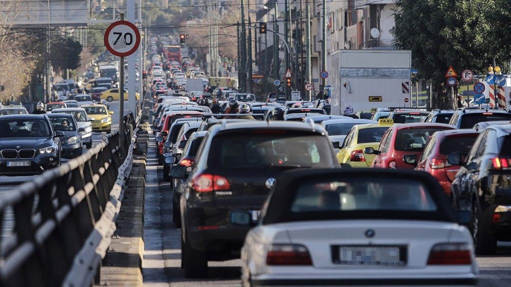 Κηφισός: Σύγκρουση νταλίκας με ΙΧ και μηχανές – Μεγάλες καθυστερήσεις