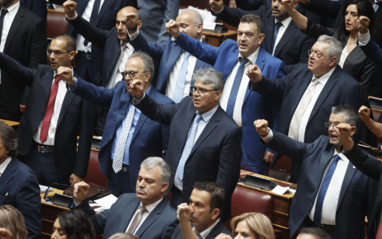 Συνελήφθη βουλευτής της «Νίκης» – Έσπασε εκθέματα στην Εθνική Πινακοθήκη (pic)