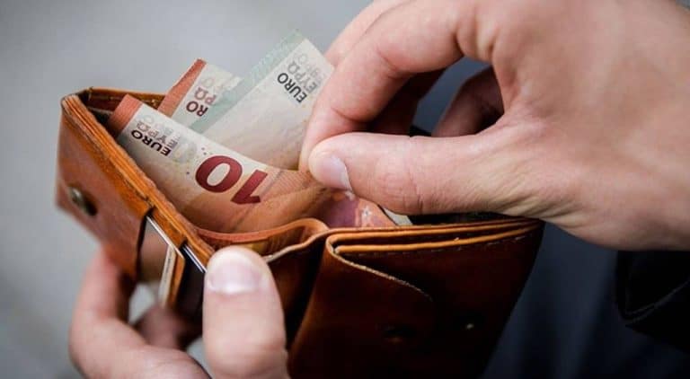 Μισός μισθός αύξηση στους δημοσίους υπαλλήλους – Δείτε πόσα χρήματα θα πάρετε