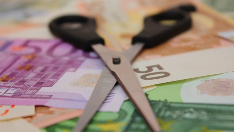 “Μαχαίρι” σε 3.000 συντάξεις – Ποιοι την “πλήρωσαν”