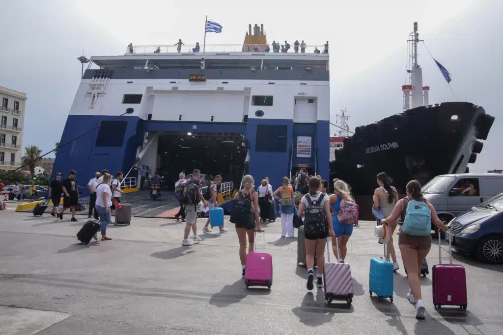 Πτώση στην επιβατική κίνηση προς τα νησιά