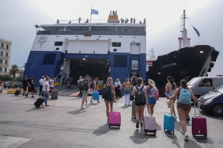 Εκρηκτική άνοδος στον τουρισμό – Διψήφια αύξηση στις ταξιδιωτικές εισπράξεις