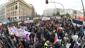 Παραλύει η χώρα – Σε εξέλιξη οι πορείες, κλειστό το Κέντρο (Pics)
