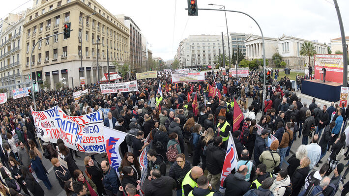 Παραλύει η χώρα – Σε εξέλιξη οι πορείες, κλειστό το Κέντρο (Pics)