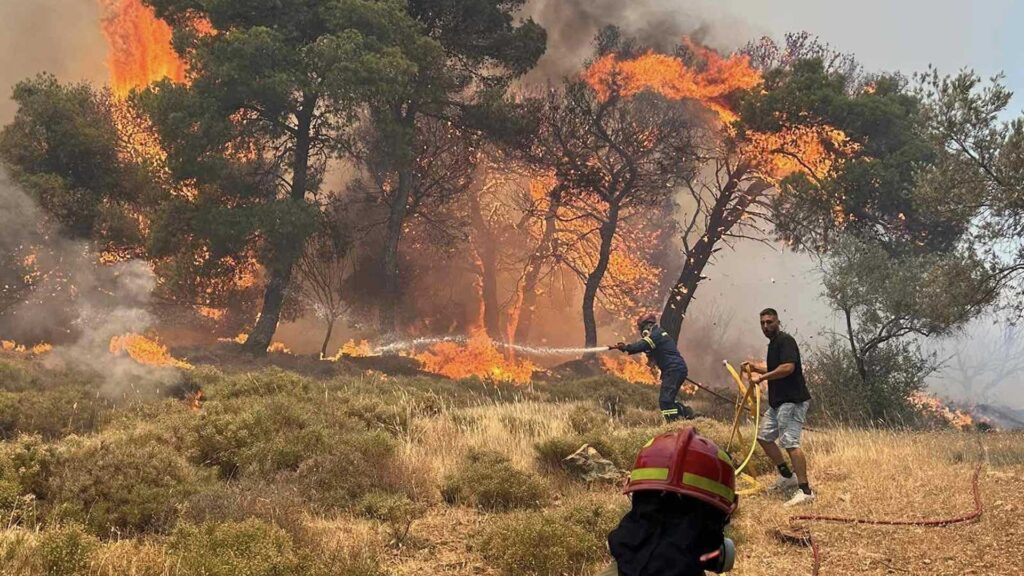 Αναζωπυρώθηκε η φωτιά στην Κερατέα – Ισχυρές πυροσβεστικές δυνάμεις στο σημείο