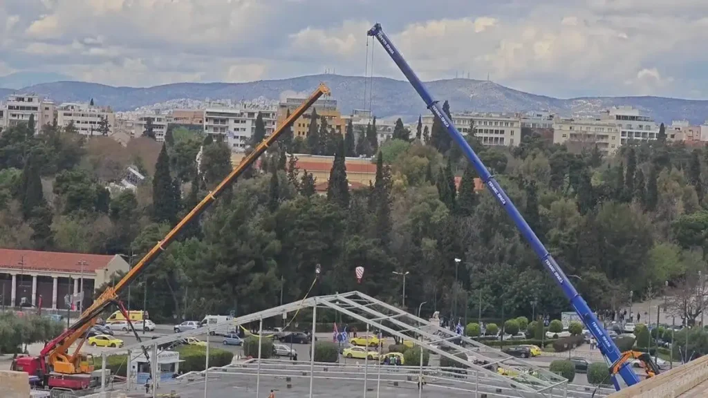 Ξηλώνεται η κατασκευή “έκτρωμα” μπροστά στο Καλλιμάρμαρο