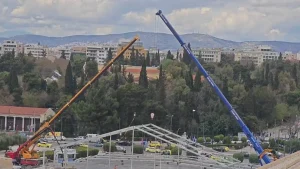 Ξηλώνεται η κατασκευή “έκτρωμα” μπροστά στο Καλλιμάρμαρο