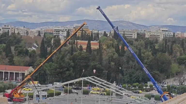 Ξηλώνεται η κατασκευή “έκτρωμα” μπροστά στο Καλλιμάρμαρο