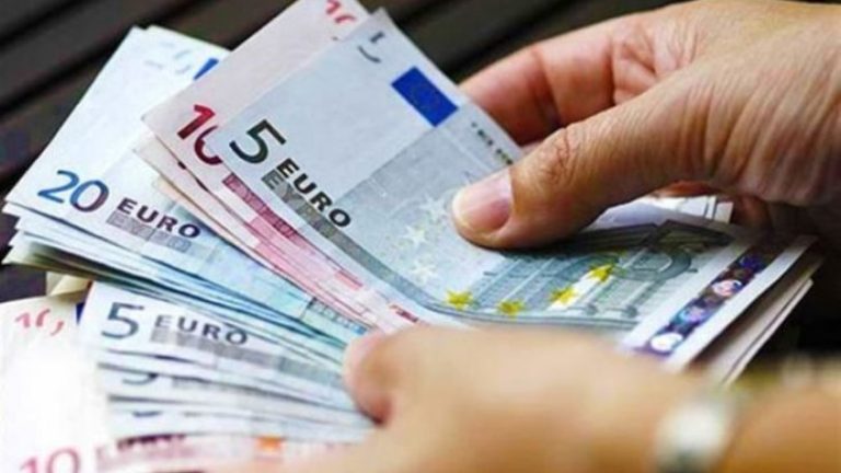 Τριπλό «κύμα» αυξήσεων – Ποιοι εργαζόμενοι κερδίζουν και πόσα (ΛΙΣΤΑ)