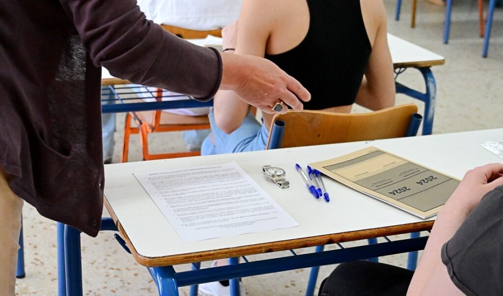 Πανελλήνιες: Με κινητό “πιάστηκαν” δύο μαθητές στο Ηράκλειο – Μηδενίστηκαν τα γραπτά τους