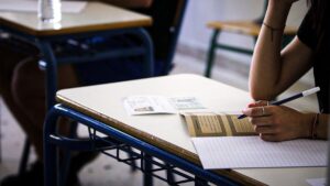 Πανελλήνιες: Ποια μαθήματα "ρίχνουν" τις επιδόσεις των υποψηφίων