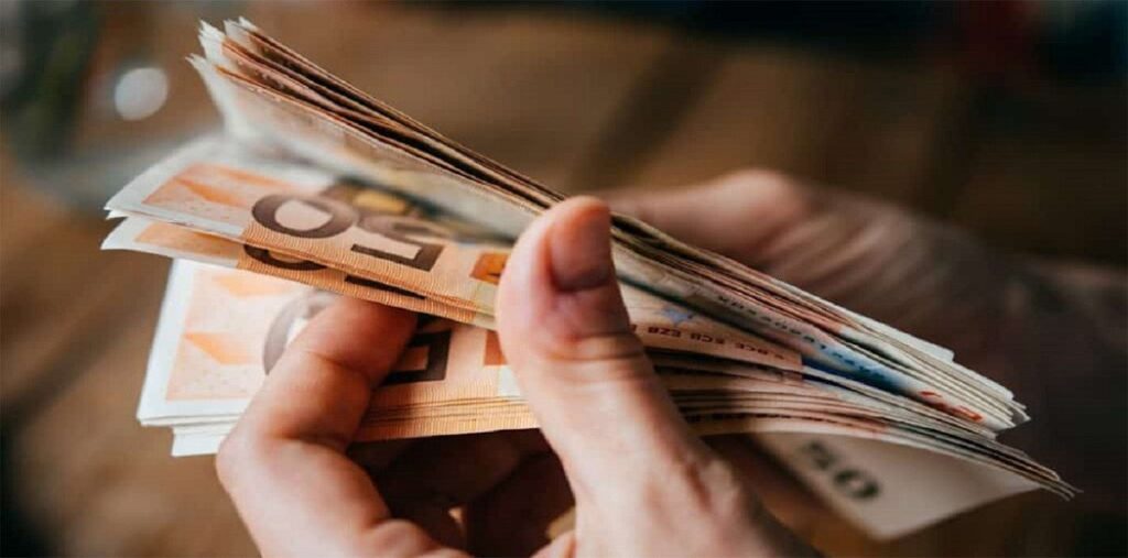 Πληρωμές e-ΕΦΚΑ – ΔΥΠΑ: Ποιοι θα δουν χρήματα στους λογαριασμούς τους