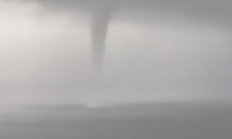 Κρήτη: Θεαματικός υδροστρόβιλος εμφανίστηκε στα Χανιά (vid)