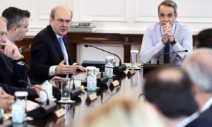 Στον «αέρα» η φέτα, το λάδι και οι ελιές – Χωρίς σχέδιο η απάντηση της κυβέρνησης στους δασμούς Τραμπ