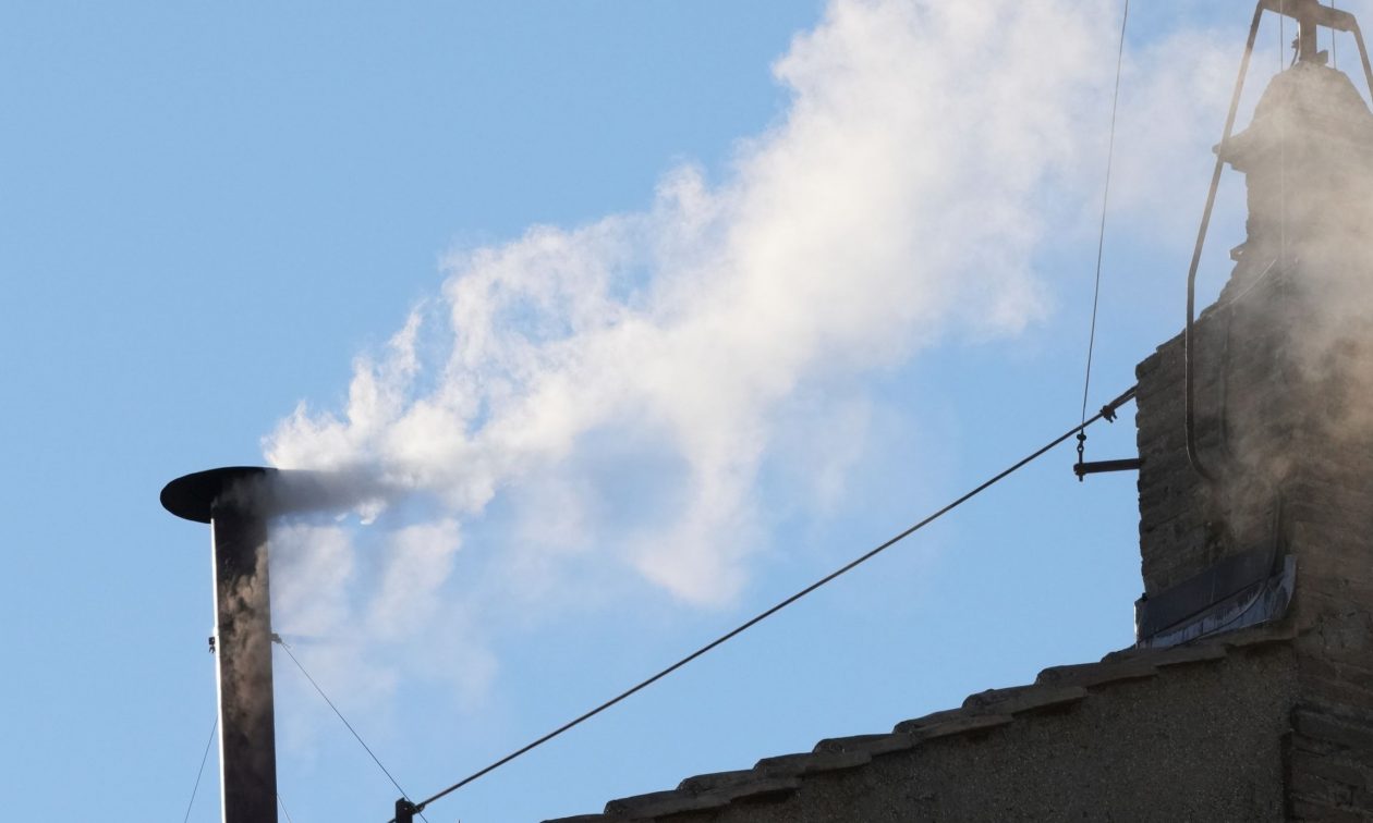 Habemus Papam: Λευκός καπνός από την καμινάδα του Βατικανού – Εξελέγη νέος πάπας