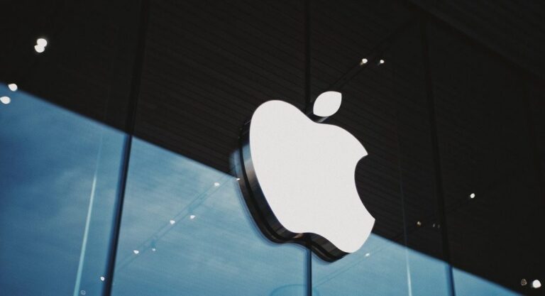 Apple: Κατρακύλησε η μετοχή της λόγω δασμών Τραμπ