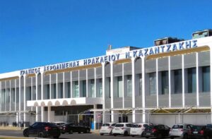 Κρήτη: Βρετανός τουρίστας συνελήφθη στο αεροδρόμιο Ηρακλείου για επίθεση στη σύζυγό του