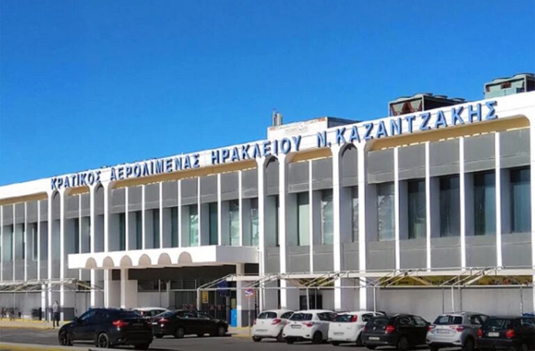 Κρήτη: Βρετανός τουρίστας συνελήφθη στο αεροδρόμιο Ηρακλείου για επίθεση στη σύζυγό του