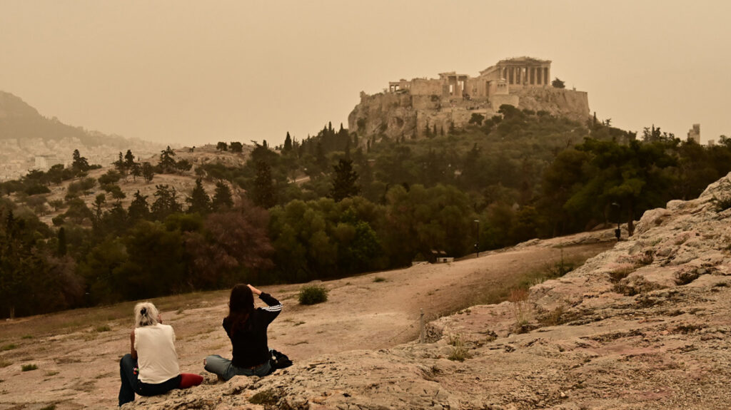 Ζέστη και αφρικανική σκόνη «σκεπάζουν» τη χώρα – Ποιες περιοχές επηρεάζονται