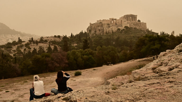 Ζέστη και αφρικανική σκόνη «σκεπάζουν» τη χώρα – Ποιες περιοχές επηρεάζονται