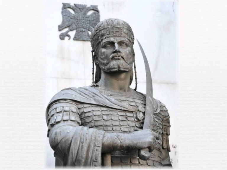 Η Πόλις εάλω – Κι ο Μαρμαρωμένος ακόμη περιμένει