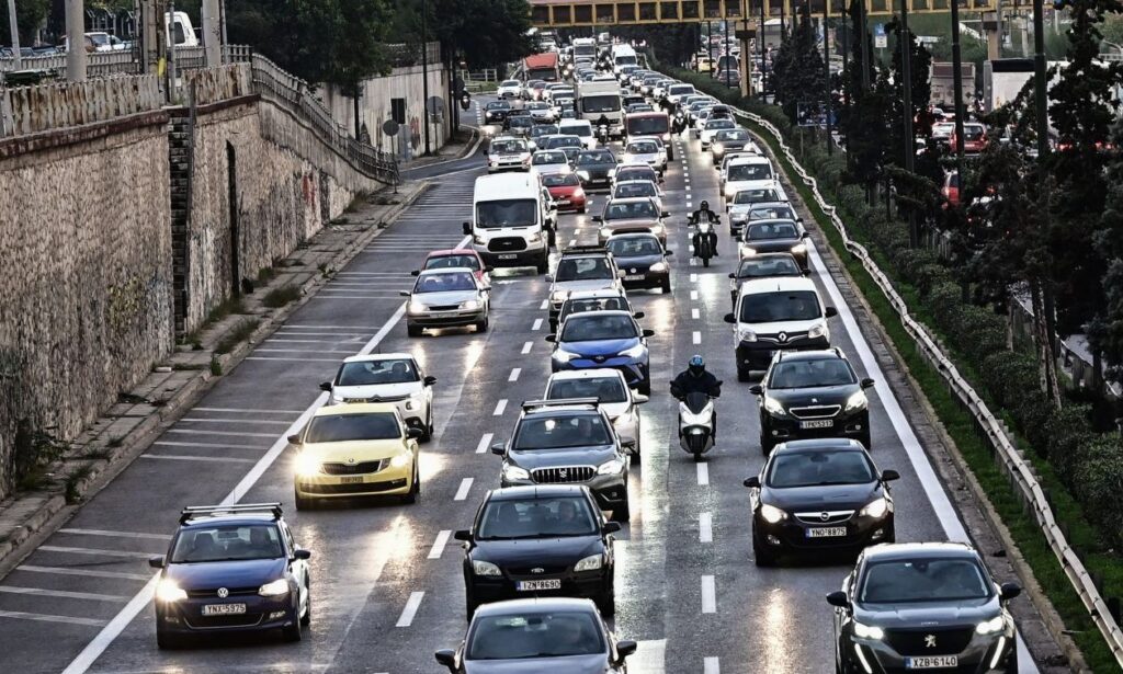 Τροχαίο στην Κηφισό: Σύγκρουση αυτοκινήτου με μηχανή