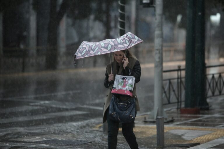Καιρός: Πού θα βρέξει και πότε «χτυπά» το νέο κύμα καύσωνα