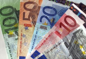 ΟΠΕΚΑ – Πληρωμές επιδομάτων Μαΐου 2025: Πότε θα μπουν τα χρήματα σε κάρτες και ΑΤΜ