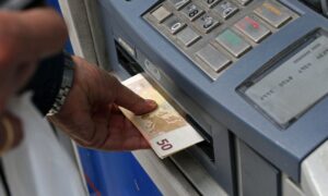 Επιδόματα: Έρχονται αλλαγές στην προπληρωμένη κάρτα