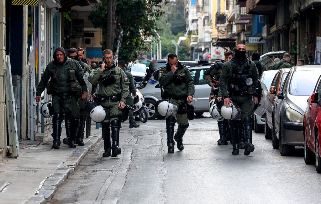 Άγρια επίθεση στα Εξάρχεια: 15 άτομα μαχαίρωσαν τρεις νεαρούς από το Πέραμα
