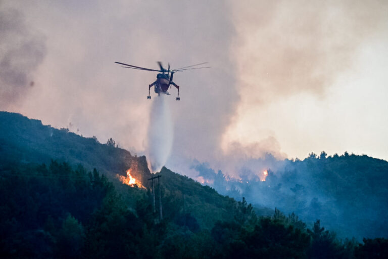 Φωτιά στα Μέθανα – Σηκώθηκαν και εναέρια μέσα