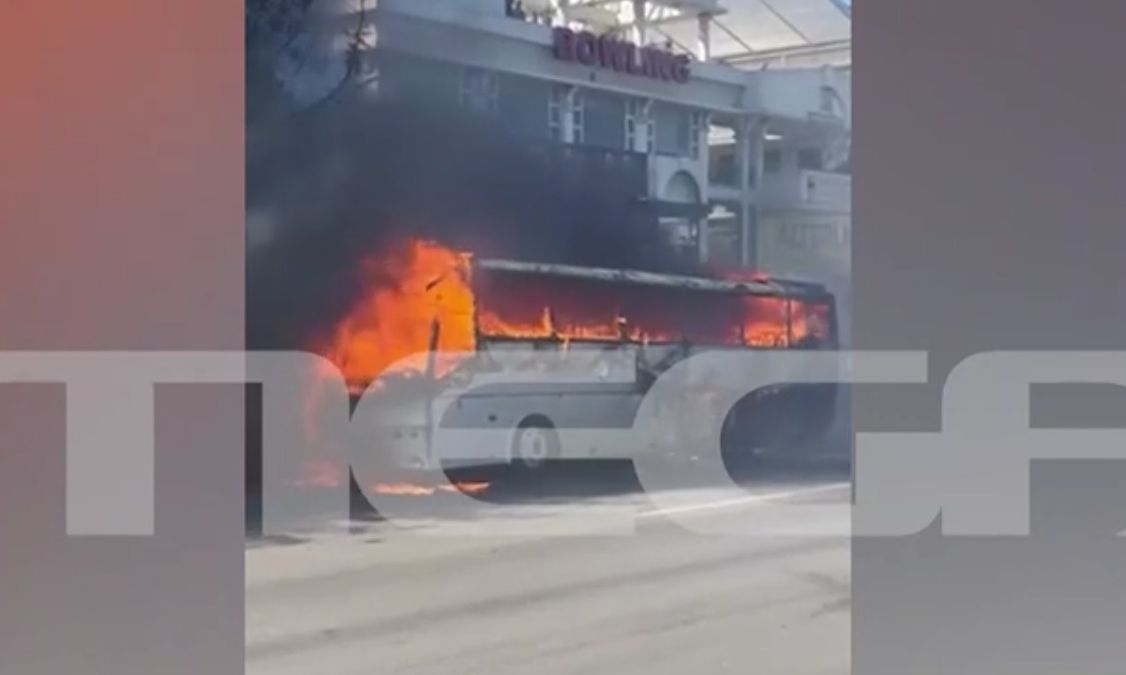 Λεωφόρος Αθηνών: Τουριστικό λεωφορείο τυλίχθηκε στις φλόγες
