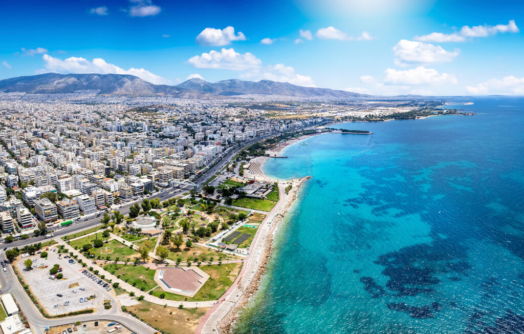 Βουλιαγμένη πιο ακριβή από Βερολίνο: Η αγορά ακινήτων… τρέχει, οι πολίτες μένουν πίσω