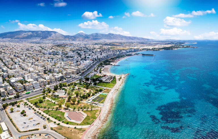 Βουλιαγμένη πιο ακριβή από Βερολίνο: Η αγορά ακινήτων… τρέχει, οι πολίτες μένουν πίσω