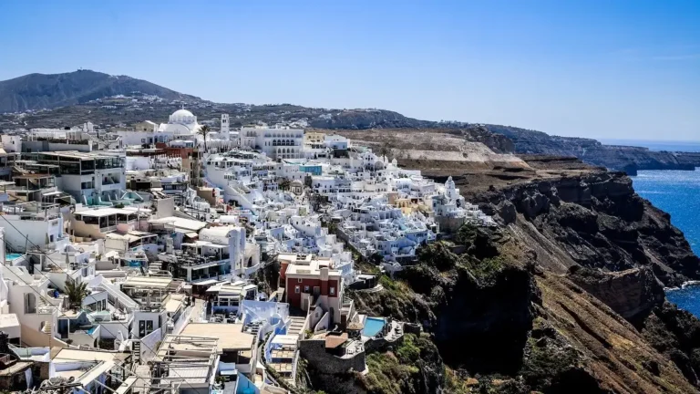 Σαντορίνη υπό περιορισμούς: Τέθηκαν σε εφαρμογή τα έκτακτα μέτρα ασφαλείας