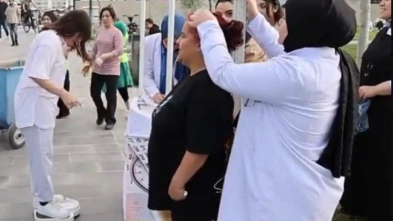 Τουρκία: Ζυγίζουν πολίτες σε δρόμους και πάρκα
