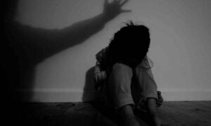 «Με χτυπούσε με καλώδιο» – Συγκλονίζει η 15χρονη από την Πάτρα που κατήγγειλε τον νονό της