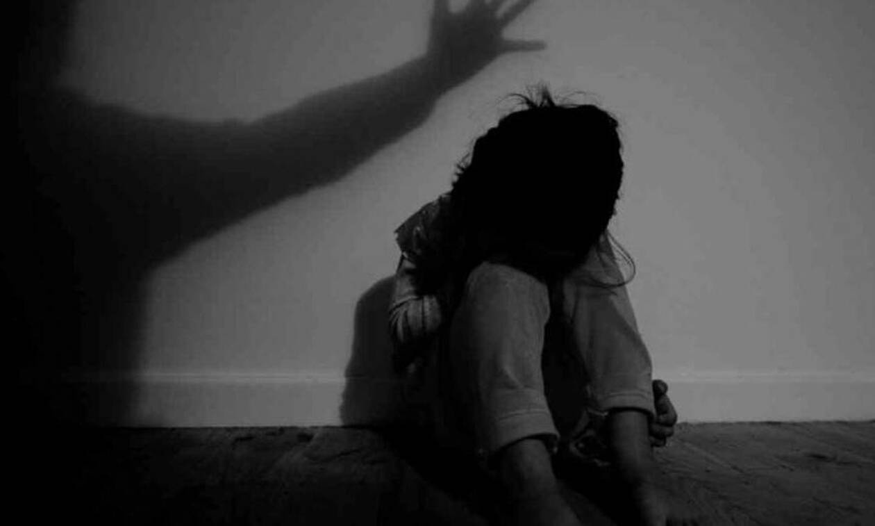 «Με χτυπούσε με καλώδιο» – Συγκλονίζει η 15χρονη από την Πάτρα που κατήγγειλε τον νονό της