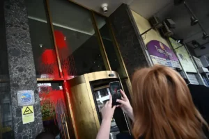 Επεισόδια στην Ομόνοια: Πέταξαν μπογιές σε ξενοδοχείο με συνέδριο Ελλάδας–Ισραήλ