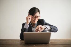 Πρωταθλητές στην υπερεργασία, ουραγοί στα δικαιώματα