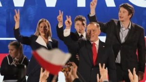 Εκλογές Πολωνίας: Νίκη του εθνικιστή Ναβρότσκι με οριακή διαφορά