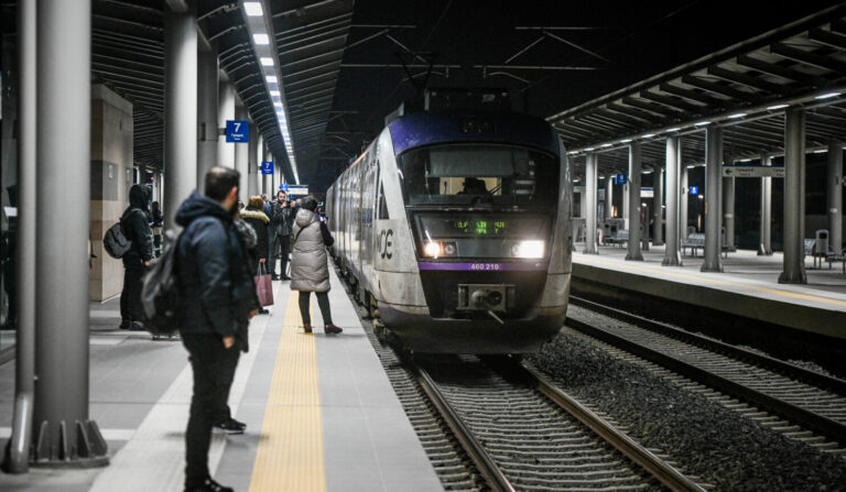 Σοκ στον Προαστιακό για 29χρονη: Επιβάτης της έδειξε μαχαίρι μέσα στο τρένο
