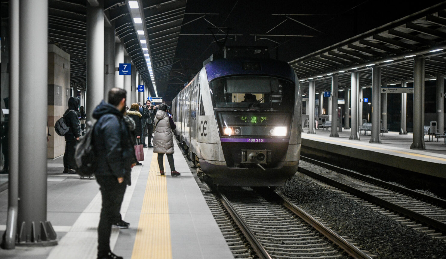 Σοκ στον Προαστιακό για 29χρονη: Επιβάτης της έδειξε μαχαίρι μέσα στο τρένο